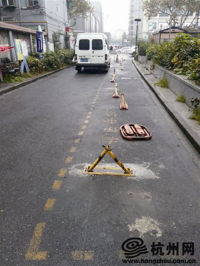 11把地锁安装一年多无人管 公共空间成私人领域?